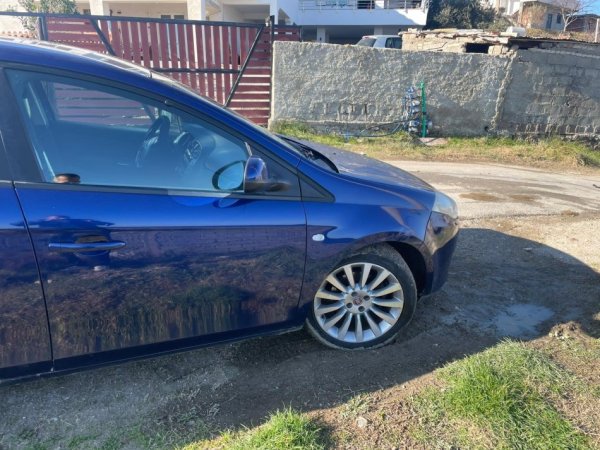 Durres, shitet makine fiat bravo 1,9 multijet Nafte , blu manuale 250.000 km 2.000 €