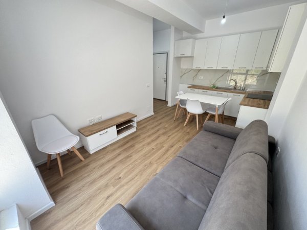 Tirane, jepet me qera apartament 1+1+Ballkon Kati 1, 65 m² 400 € (Pasho hysa)