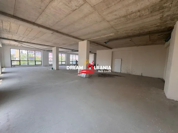 Tirane, jepet me qera zyre Kati 1, 300 m² 3.000 € (ne Porcelan , prane Rezidences Erli)