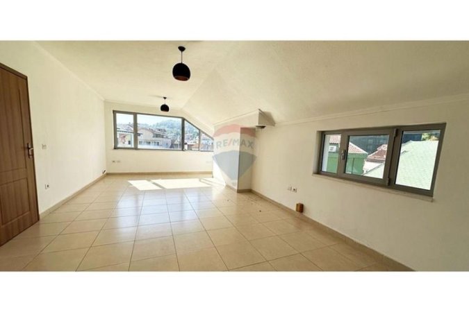 Tirane, jepet me qera Vile , 3.500 € (ID: 530481001-723)