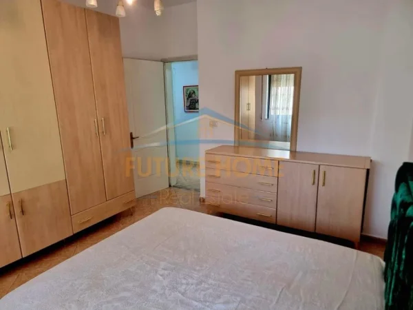 Tirane, jepet me qera apartament 2+1+Ballkon Kati 4, 113 m² 750 € 