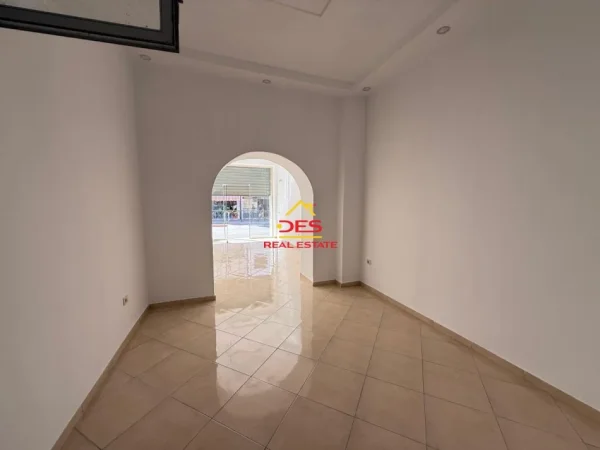 Vlore, jepet me qera dyqan Kati 0, 52 m² 400 € (Rruga ali Demi)