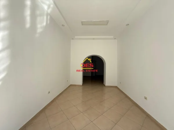 Vlore, jepet me qera dyqan Kati 0, 52 m² 400 € (Rruga ali Demi)