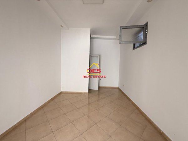 Vlore, jepet me qera dyqan Kati 0, 52 m² 400 € (Rruga ali Demi)