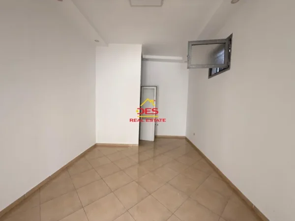Vlore, jepet me qera dyqan Kati 0, 52 m² 400 € (Rruga ali Demi)