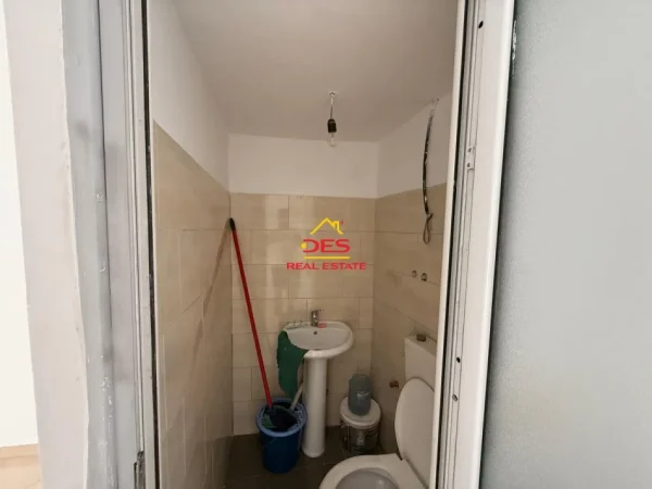 Vlore, jepet me qera dyqan Kati 0, 52 m² 400 € (Rruga ali Demi)