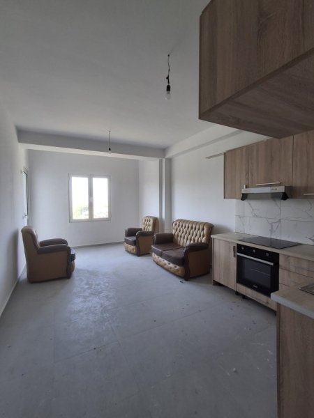 Tirane, jepet me qera apartament 1+1 Kati 3, 250 € (Rethi Unaza e Madhe Tufin)