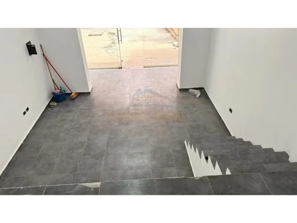 Tirane, jepet me qera ambjent biznesi Kati 0, 79 m² 600 € 