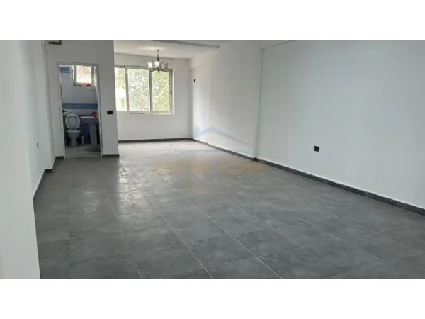 Tirane, jepet me qera ambjent biznesi Kati 0, 79 m² 600 € 