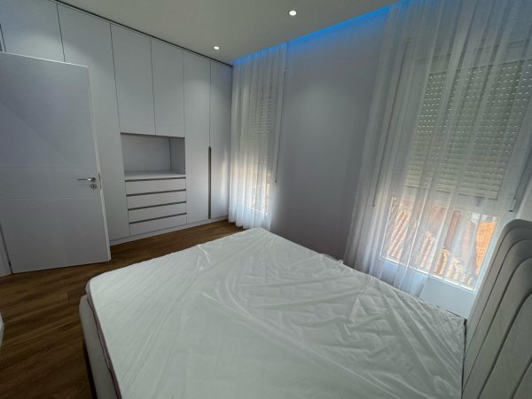 Tirane, jepet me qera apartament 1+1+Ballkon Kati 4, 65 m² 500 € (Reuga 5 maji)