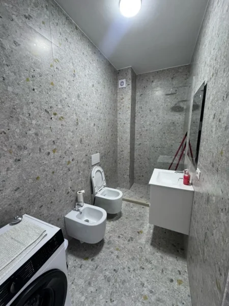 Tirane, jepet me qera apartament 1+1+Ballkon Kati 4, 65 m² 500 € (Reuga 5 maji)