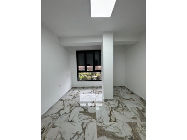 Tirane, jepet me qera zyre Kati 1, 116 m² 600 € (Ali Dem)