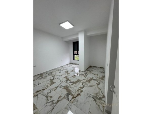 Tirane, jepet me qera zyre Kati 1, 116 m² 600 € (Ali Dem)