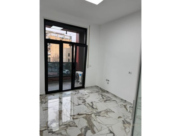 Tirane, jepet me qera zyre Kati 1, 116 m² 600 € (Ali Dem)