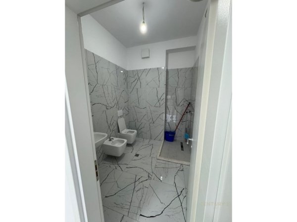 Tirane, jepet me qera zyre Kati 1, 116 m² 600 € (Ali Dem)