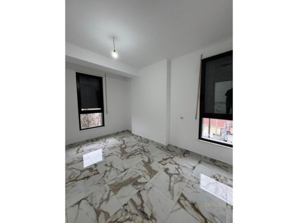 Tirane, jepet me qera zyre Kati 1, 116 m² 600 € (Ali Dem)