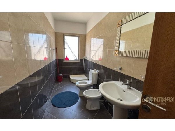 Tirane, jepet me qera apartament 2+1+Aneks+Ballkon Kati 4, 95 m² 450 € (Prane Vila L)