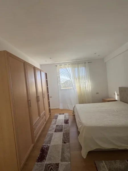 Tirane, jepet me qera apartament 2+1 Kati 4, 100 m² 370 € (Yzberisht)