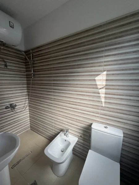 Tirane, jepet me qera apartament 2+1 Kati 4, 100 m² 370 € (Yzberisht)