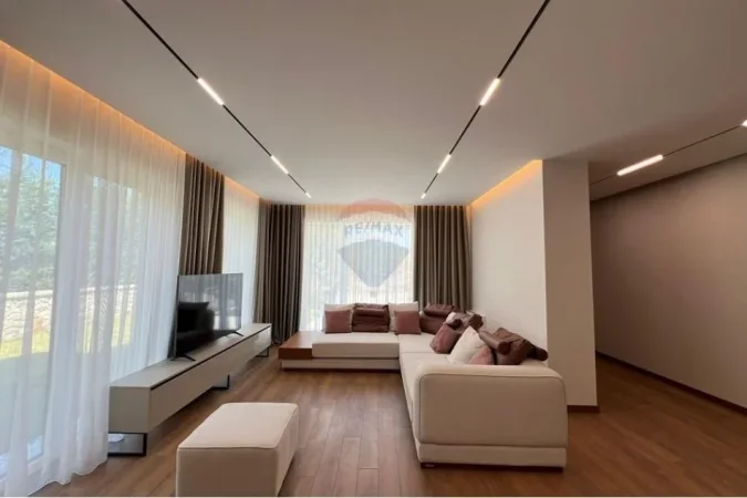 Tirane, jepet me qera Vile , 400 m² 4.000 € (Vilat Forest, Liqeni I Thatë, Tiranë)