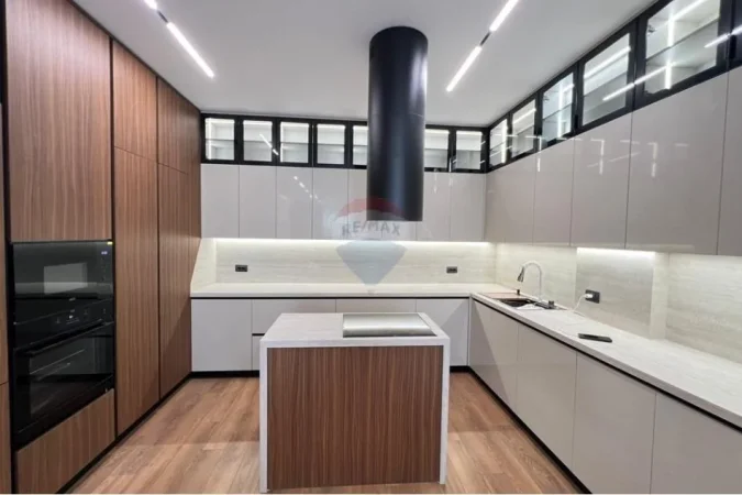 Tirane, jepet me qera Vile , 400 m² 4.000 € (Vilat Forest, Liqeni I Thatë, Tiranë)