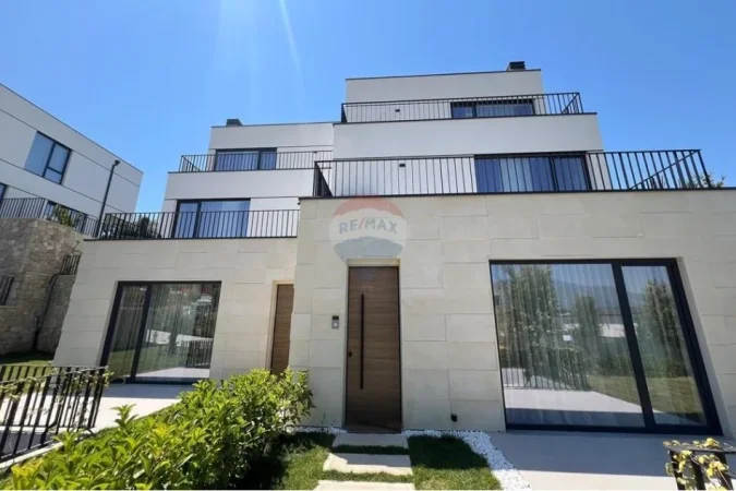 Tirane, jepet me qera Vile , 400 m² 4.000 € (Vilat Forest, Liqeni I Thatë, Tiranë)