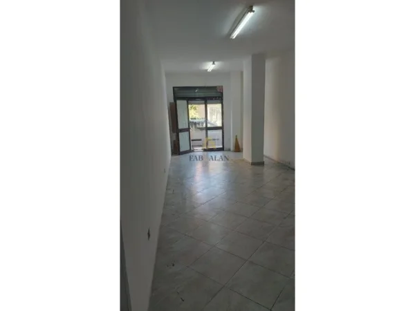 Tirane, jepet me qera ambjent biznesi Kati 0, 70 m² 400 € (Rruga e Barrikadave)