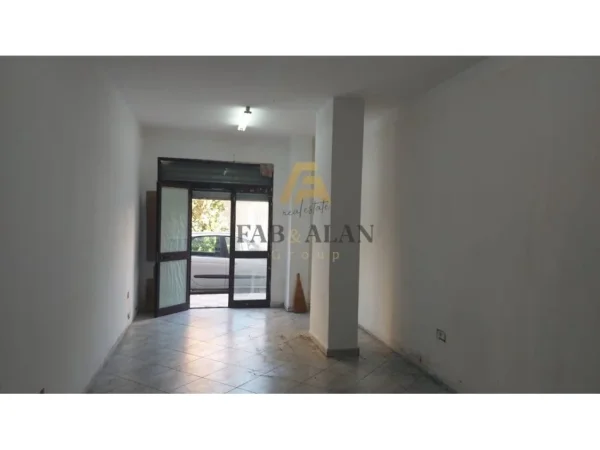 Tirane, jepet me qera ambjent biznesi Kati 0, 70 m² 400 € (Rruga e Barrikadave)