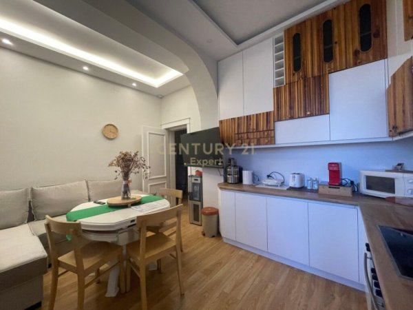 Tirane, jepet me qera apartament 2+1 Kati 3, 69 m² 800 € (Rr. e Durresit)