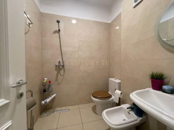 Tirane, jepet me qera apartament 2+1 Kati 3, 69 m² 800 € (Rr. e Durresit)