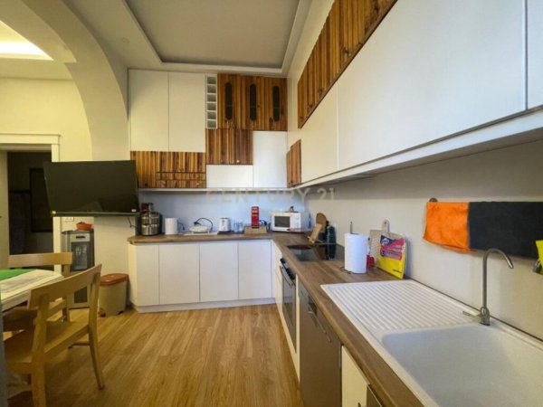 Tirane, jepet me qera apartament 2+1 Kati 3, 69 m² 800 € (Rr. e Durresit)
