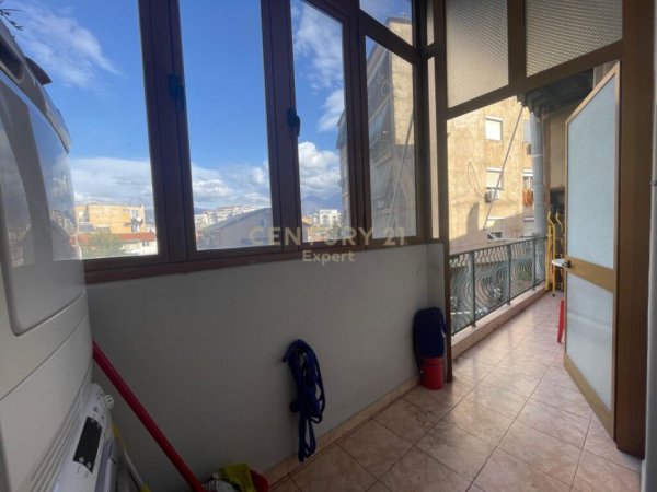 Tirane, jepet me qera apartament 2+1 Kati 3, 69 m² 800 € (Rr. e Durresit)