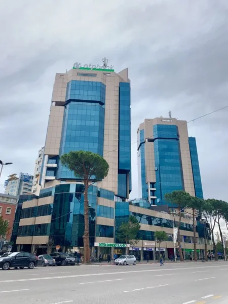 Tirane, shitet 3+1 Kati 9, 167 m² 501.000 € (Bulevardi Deshmoret e Kombit)