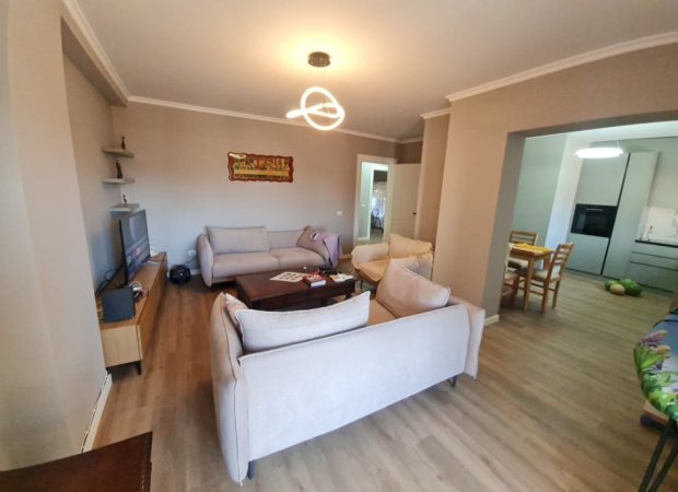 Tirane, Shitet Apartament cilësor, i rinovuar & kompletuar, tip 2+1, me 2 banjo, 2 ballkone, kati 5, sip. 114m², Cmimi 300'000 €, në pallat ri,  250 m nga qendra / Sheshit Skëndebej, ndërmjet kryqëzimit me rrugën Mine Peza e blv. Zogu Parë tek Min.Drejtësisë Tirane