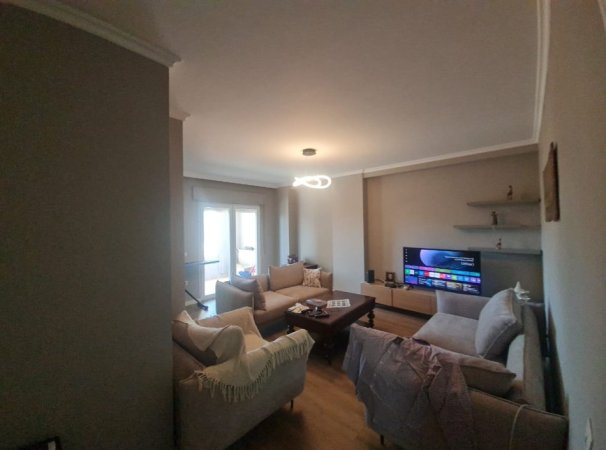 Tirane, Shitet Apartament cilësor, i rinovuar & kompletuar, tip 2+1, me 2 banjo, 2 ballkone, kati 5, sip. 114m², Cmimi 300'000 €, në pallat ri,  250 m nga qendra / Sheshit Skëndebej, ndërmjet kryqëzimit me rrugën Mine Peza e blv. Zogu Parë tek Min.Drejtësisë Tirane