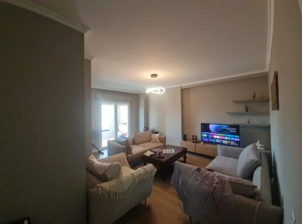 Tirane,Shitet Apartament Cilësor, rinovuar-kompletuar,tip 2+1,me 2 banjo,2 ballkone,kati 5, sip.114m² neto, Cmim 310'000€, në pallat ri 11-kat, mundësia një post-parkimi në -1, 250m nga qendra / Sheshi Skënderbej, ndërmjet kryqëzimit me rrugën Mine Peza e blv. Zogu Parë tek Min.Drejtësisë Tirane
