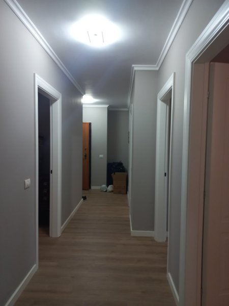 Tirane, Shitet Apartament cilësor, i rinovuar & kompletuar, tip 2+1, me 2 banjo, 2 ballkone, kati 5, sip. 114m², Cmimi 300'000 €, në pallat ri,  250 m nga qendra / Sheshit Skëndebej, ndërmjet kryqëzimit me rrugën Mine Peza e blv. Zogu Parë tek Min.Drejtësisë Tirane