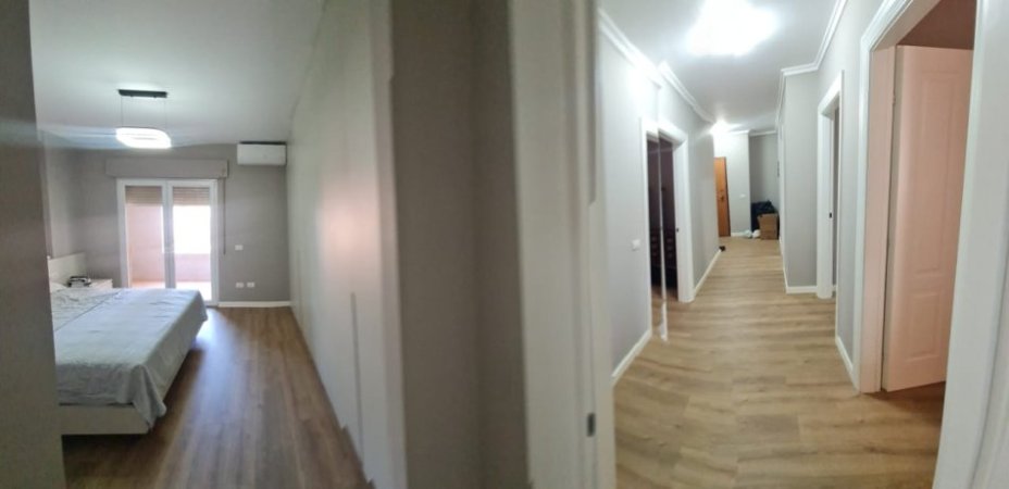 Tirane, Shitet Apartament cilësor, i rinovuar & kompletuar, tip 2+1, me 2 banjo, 2 ballkone, kati 5, sip. 114m², Cmimi 300'000 €, në pallat ri,  250 m nga qendra / Sheshit Skëndebej, ndërmjet kryqëzimit me rrugën Mine Peza e blv. Zogu Parë tek Min.Drejtësisë Tirane