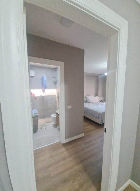 Tirane, Shitet Apartament cilësor, i rinovuar & kompletuar, tip 2+1, me 2 banjo, 2 ballkone, kati 5, sip. 114m², Cmimi 300'000 €, në pallat ri,  250 m nga qendra / Sheshit Skëndebej, ndërmjet kryqëzimit me rrugën Mine Peza e blv. Zogu Parë tek Min.Drejtësisë Tirane