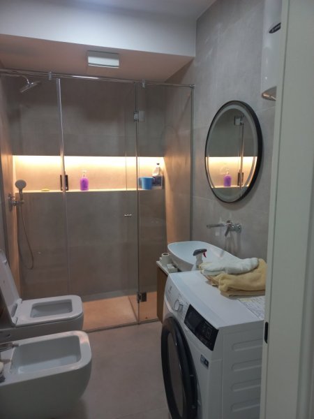 Tirane, Shitet Apartament cilësor, i rinovuar & kompletuar, tip 2+1, me 2 banjo, 2 ballkone, kati 5, sip. 114m², Cmimi 300'000 €, në pallat ri,  250 m nga qendra / Sheshit Skëndebej, ndërmjet kryqëzimit me rrugën Mine Peza e blv. Zogu Parë tek Min.Drejtësisë Tirane