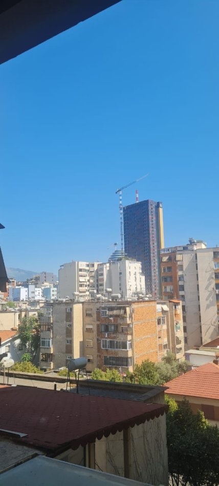 Tirane, Shitet Apartament cilësor, i rinovuar & kompletuar, tip 2+1, me 2 banjo, 2 ballkone, kati 5, sip. 114m², Cmimi 300'000 €, në pallat ri,  250 m nga qendra / Sheshit Skëndebej, ndërmjet kryqëzimit me rrugën Mine Peza e blv. Zogu Parë tek Min.Drejtësisë Tirane