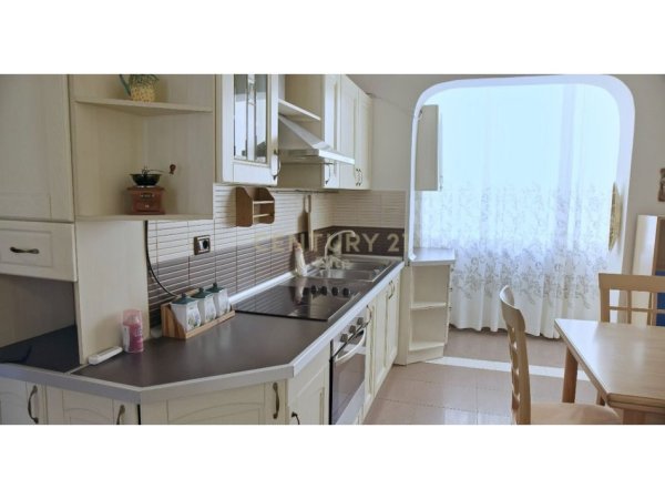 Tirane, jepet me qera apartament 3+1 Kati 4, 110 m² 690 € (Tek Kafe Flora)