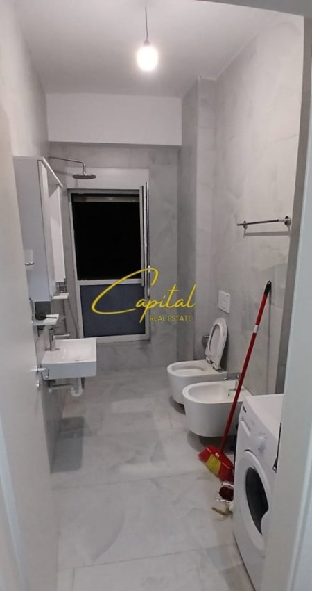 Tirane, jepet me qera apartament 1+1 Kati 7, 65 m² 420 € (ALI DEMI)