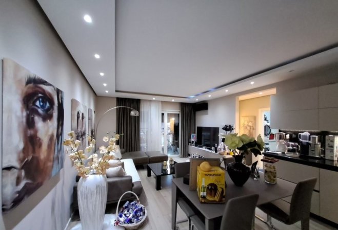 Tirane, jepet me qera 2+1+Aneks+Ballkon Kati 5, 90 m² 700 € 