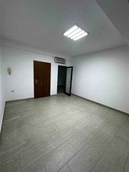 ZYRE ME QIRA 230 m² 1.500 € (BRRYLI)