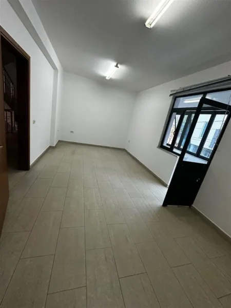 ZYRE ME QIRA 230 m² 1.500 € (BRRYLI)