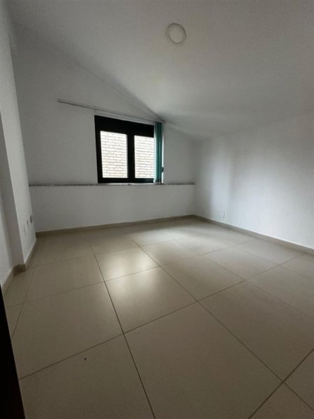 ZYRE ME QIRA 230 m² 1.500 € (BRRYLI)