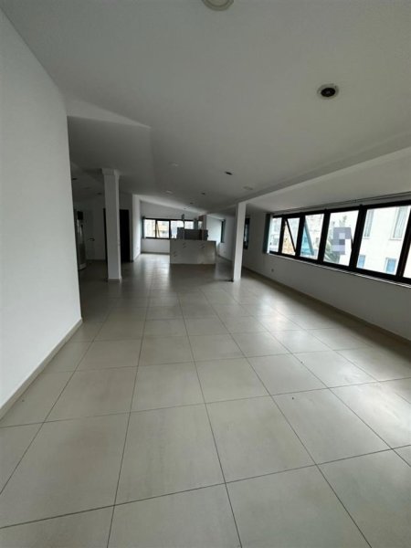 ZYRE ME QIRA 230 m² 1.500 € (BRRYLI)