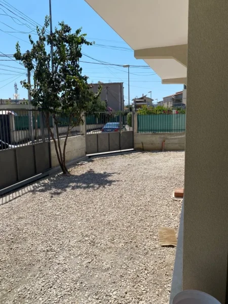 Tirane, jepet me qera apartament 1+1 Kati 1, 68 m² 350 € (Laprake Spitali Ushtarak)