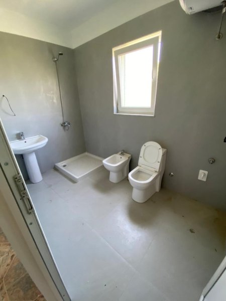 Tirane, jepet me qera apartament 1+1 Kati 1, 68 m² 350 € (Laprake Spitali Ushtarak)